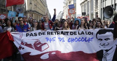 صور.. الآلاف يتظاهرون وسط باريس رفضا لإصلاحات ماكرون