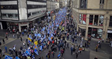 الآلاف يشاركون فى مسيرة بإدنبره تأييدا لانفصال اسكتلندا