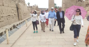 صور.. عمرو موسى ووفد أجنبى فى زيارة سياحية لمعابد الكرنك والأقصر