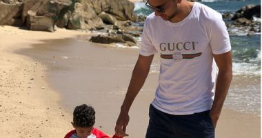 "كوكا" ينشر صورة برفقة نجل شقيقته بأحد شواطئ البرتغال: "الأسرة هنا"
