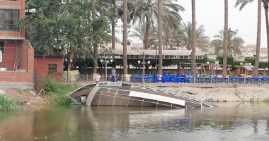 غرق جزئى لمركب نيلية متهالكة خلال أعمال صيانة على كورنيش النيل بالأقصر