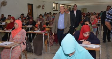 صور.. رئيس جامعة أسيوط يتفقد لجان الامتحانات بكلية الخدمة الاجتماعية