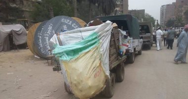 نظافة الجيزة تضبط عربات كارو تلقى مخلفات بناء بشارع فى بولاق