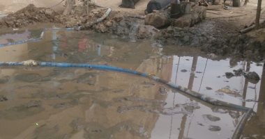 شكوى من غرق الأسلاك الكهربائية في مياه الصرف الصحى بقرية فى سوهاج