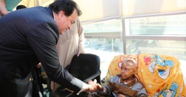 وزير التعليم العالى يتفقد مستشفى 57357 ويشارك الأطفال الاحتفال بقدوم رمضان