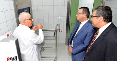 رئيس جامعة المنصورة يتفقد أحدث غرفة عمليات بمركز الدكتور محمد غنيم