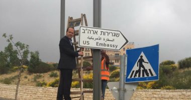 رئيس بلدية القدس ينشر صورته خلال تعليق لافتة "سفارة أمريكا" بشوارع المدينة