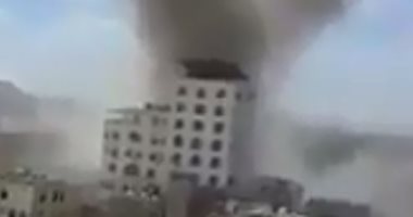 فيديو.. تصاعد أدخنة من مقر الرئاسة بصنعاء بعد غارات استهدفت قيادات حوثية