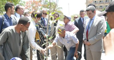 صور .. رئيس جامعه المنيا يغرس أول شجرة لاعلان انطلاق الأسبوع البيئى الثالث 