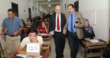نائب رئيس جامعة عين شمس يتفقد لجان الامتحانات بكلية التجارة