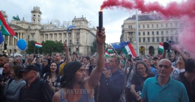 صور.. مئات المتظاهرين يحتجون ضد رئيس وزراء المجر فى أول أيامه بالحكومة 