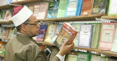  صور.. رجال دين مسيحى وإسلامى يتفقدون معرض قنا للكتاب