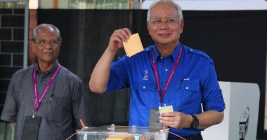 صور.. رئيس وزراء ماليزيا يدلى بصوته فى الانتخابات العامة لبلاده