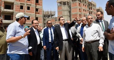 وزير الإسكان يتفقد وحدات الإسكان الاجتماعى بمدينة 15 مايو
