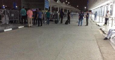 توافد بعثة الأهلى للمطار استعدادا للمشاركة بمهرجان اعتزال حسام غالى بالإمارات