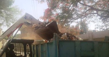 صور..محافظ سوهاج: رفع القمامة من الطريق السريع والمرشح بقرية العتامنة بطما