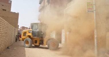 صور.. رئاسة مركز الخارجة تنفذ حملة إزالة لمنازل آيلة للسقوط بالمدينة