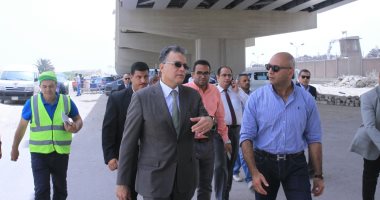 صور.. وزير النقل يتابع أعمال إنشاء محطة الصب السائل بميناء الدخيلة