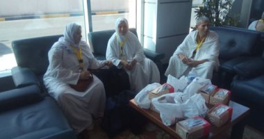 صور.. بعثة العاملين بمطار القاهرة تغادر إلى الأراضى المقدسة لأداء العمرة