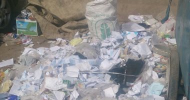 القمامة تعوق حركة المواطنين أمام محطة مترو فيصل