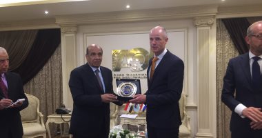 رئيس "العربية للتصنيع" يمنح وزير خارجية هولندا درع الهيئة