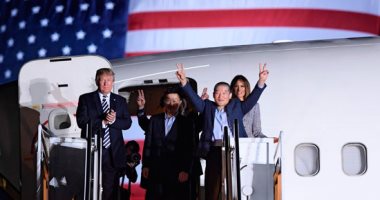 ترامب وميلانيا يستقبلان 3 أمريكيين أطلقت بيونج يانج سراحهم