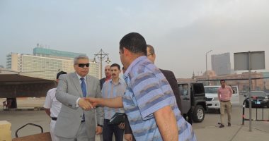 صور..جولة مفاجئة لمساعد وزير الداخلية بالمترو ويصافح المواطنين بالمحطات