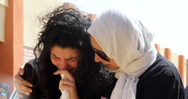 فيديو وصور.. بكاء وانهيار أهالى الطالبة مريم عقب أداء صلاة الجنازة على الجثمان