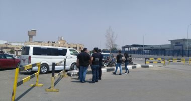 صور.. وصول أسرة "الطالبة مريم" مطار القاهرة الدولى لاستلام الجثمان