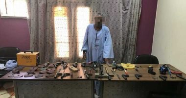 ضبط مزارع يدير ورشة لتصنيع الأسلحة النارية داخل منزله بمركز إدفو