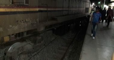 صور.. خروج قطار "الزقازيق طنطا" عن القضبان بمحطة السنطة بالغربية