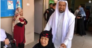 فيديو.. مسنة تدلى بصوتها فى الانتخابات التشريعية بالعراق