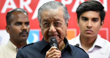مهاتير محمد يؤكد بقاءه رئيسا لوزراء ماليزيا عاما أو عامين