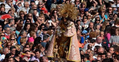 صور.. آلاف الإسبانيين يشاركون فى عيد "سيدة الأبرياء والشهداء" بفالنسيا