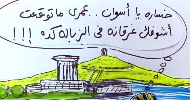 مرشد سياحى يعبر عن مشكلة انتشار القمامة فى أسوان بـ"كاريكاتير فرعونى ساخر"