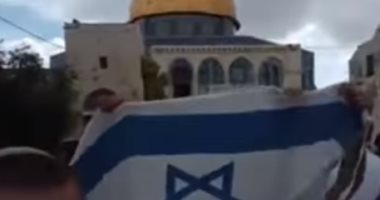 مستوطنون يهود يرفعون العلم الإسرائيلى بباحة المسجد الأقصى