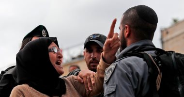 صورة اليوم.. مسنة فلسطينية تواجه جنود الاحتلال المدججين بالأسلحة فى القدس