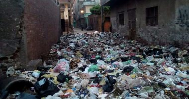 استياء أهالى شارع البيومى بالزقازيق من عمليات تشوين القمامة بجوار منازلهم