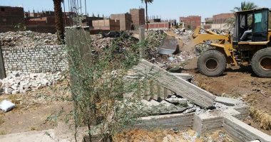 صور.. إزالة تعدى على أرض مخصصة لبناء معهد أزهرى بمدينة المراغة بسوهاج