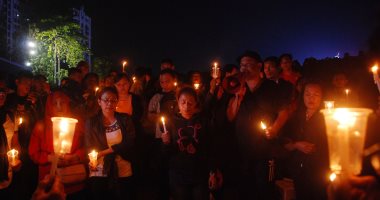 صور.. وقفة بالشموع فى إندونيسيا تأبينا لضحايا هجمات استهدفت 3 كنائس