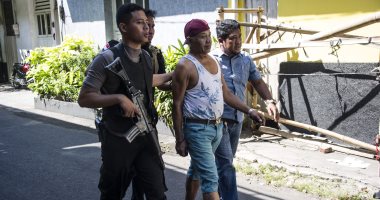 الشرطة الإندونيسية تنفذ حملة اعتقالات بعد تفجيرات سورابايا 