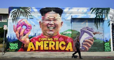 صور.. أمريكيون يرسمون جدارية لزعيم كوريا الشمالية بعنوان "Coming To America"