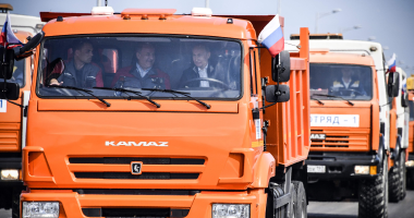 فيديو.. بوتين يقود شاحنة لعبور أكبر جسر فى أوروبا يربط القرم بجنوب روسيا