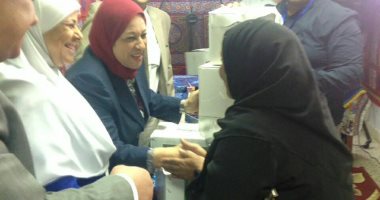 "التضامن" توزع ألف شنطة رمضان على أهالى السيدة زينب فى القاهرة