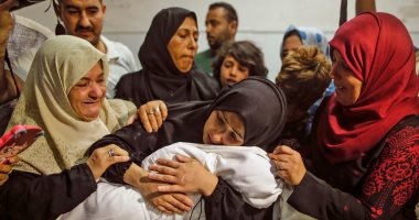 فلسطينيون يدفنون جثمان رضيعة بعد استشناقها غاز الاحتلال الإسرائيلى