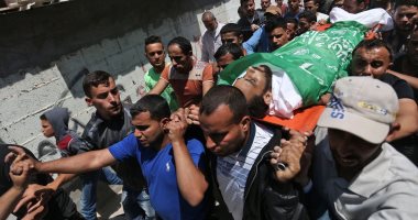 صور.. فلسطينييون يشيعون جثمان شهداء مذبحة يوم العودة