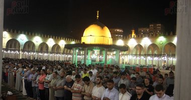 صلاة التراويح تضئ جامع عمرو بن العاص فى أول ليالى شهر رمضان
