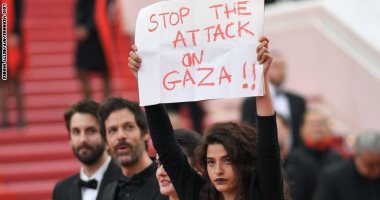صور.. ممثلة لبنانية ترفع لافتة "أوقفوا الاعتداء على غزة" فى مهرجان كان