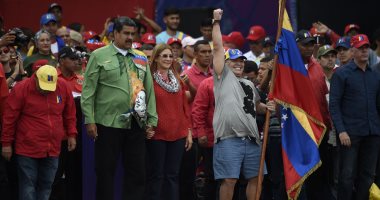 صور.. أسطورة كرة القدم مارادونا يساند رئيس فنزويلا فى حملته الانتخابية