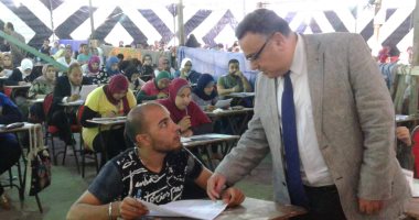 نائب رئيس جامعة الإسكندرية يتفقد امتحانات التيرم الثانى ويؤكد على منع الغش